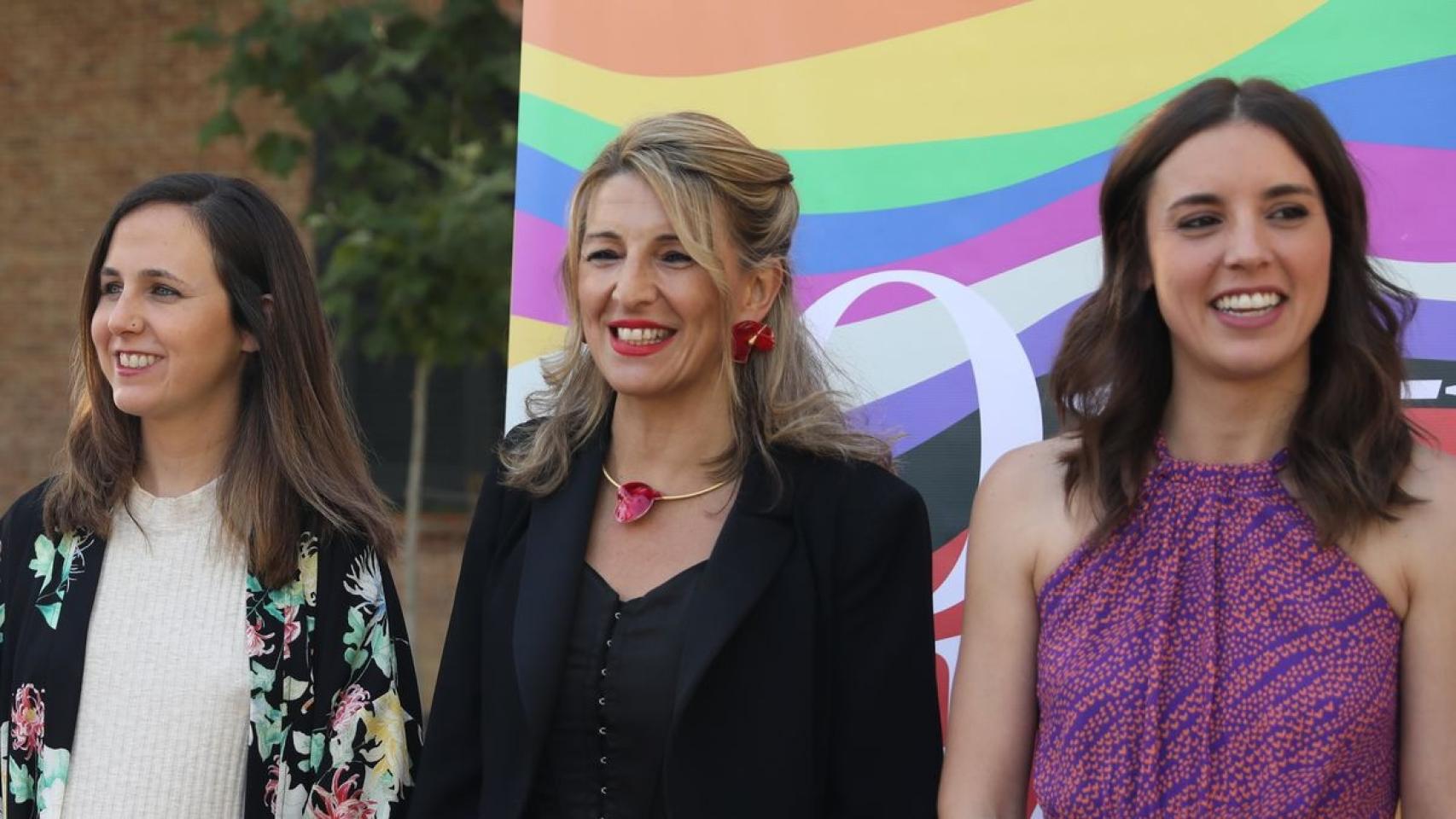 Las ministras, desde la izquierda, Ione Belarra, de Derechos Sociales y Agenda 2030; Yolanda Díaz, vicepresidenta segunda del Gobierno y ministra de Trabajo, e Irene Montero, de Igualdad, en una imagen de junio de 2022.