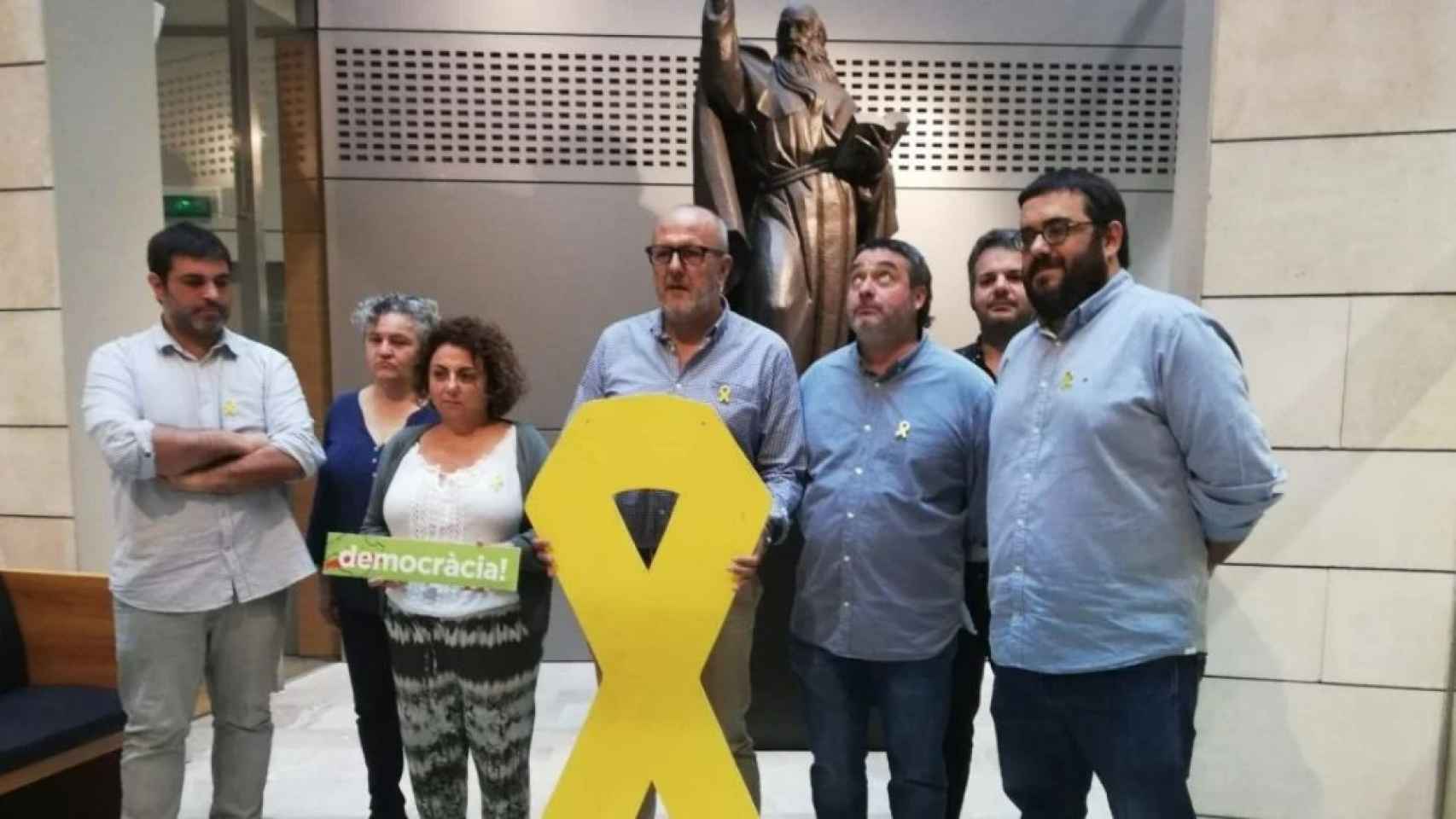 Varios diputados autonómicos de Més per Mallorca, encabezados por Miquel Ensenyat, en un acto de apoyo a los condenados por el 1-O.