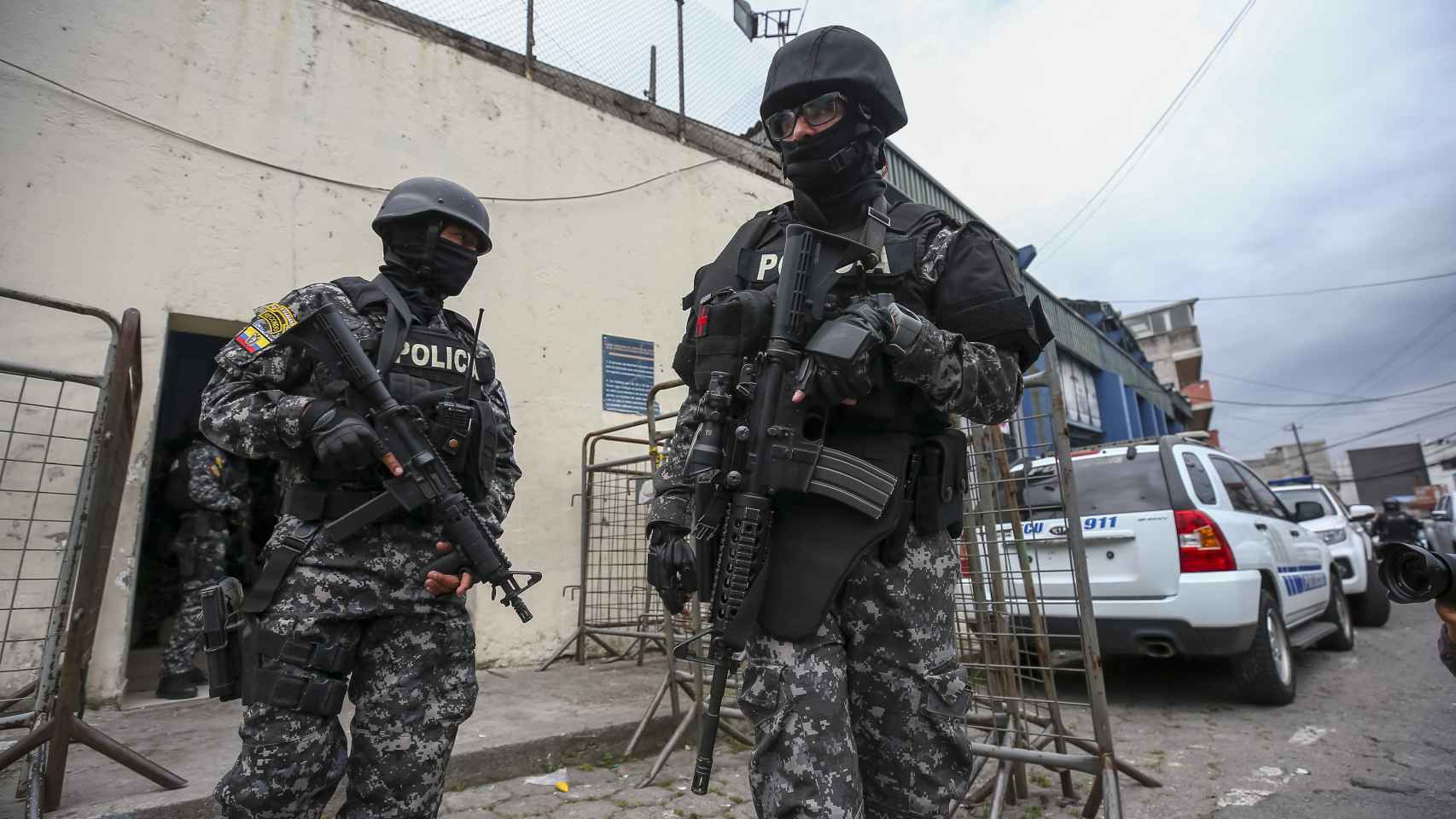 Agentes de las autoridades ecuatorianas hacen guardia este jueves frente a la cárcel de El Inca (Quito).