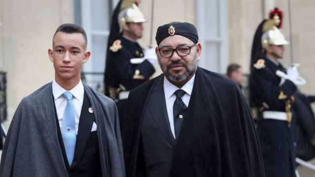 Moulay Hassan y su padre Mohamed VI en uno de sus viajes institucionales a París.