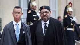Moulay Hassan y su padre Mohamed VI en uno de sus viajes institucionales a París.
