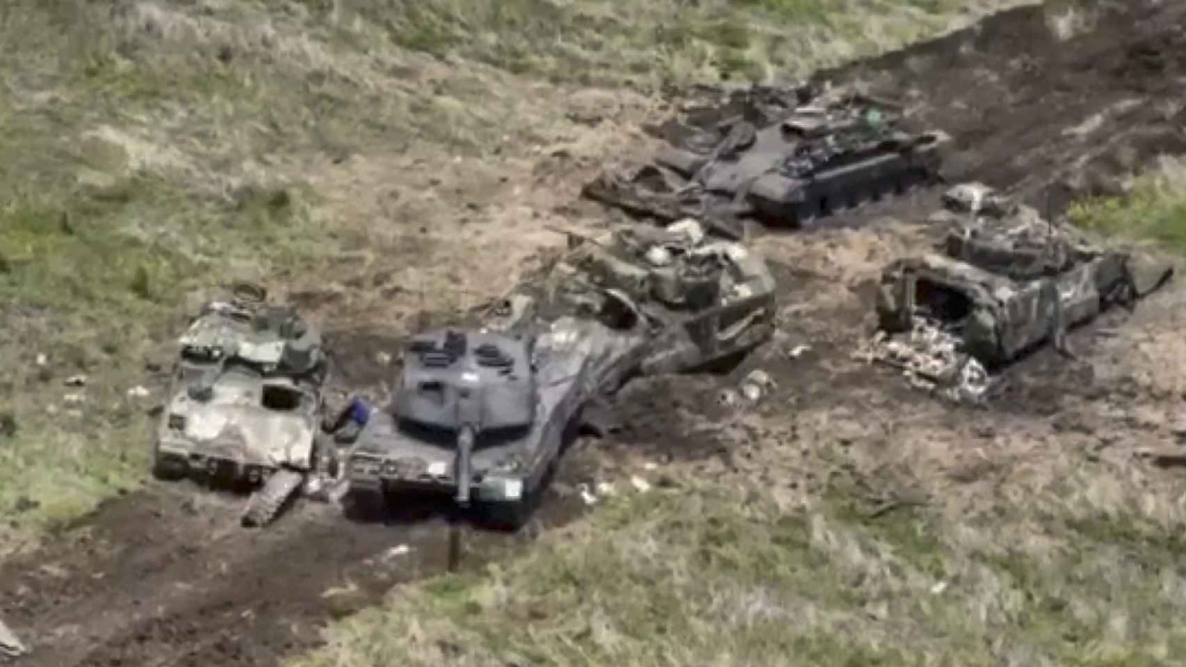 Tanques blindados ucranianos destruidos durante los combates en Zaporiyia, este viernes.