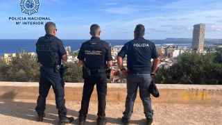 Policías franceses e italianos patrullan por Alicante este verano para reforzar la seguridad de los turistas
