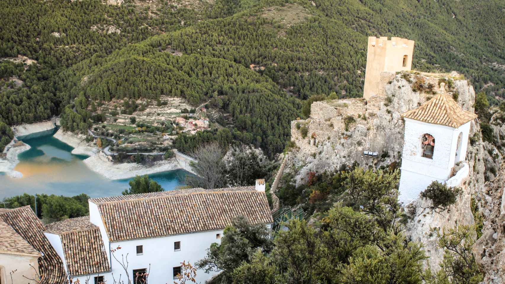 Vistas al pueblo de Guadalest y su embalse, en una imagen de 'Shutterstock'.