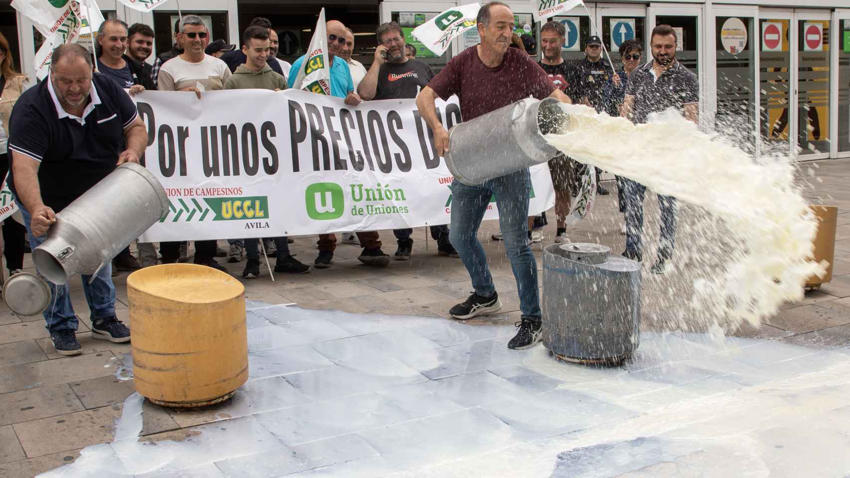 Representantes de UCCL derramando leche por el suelo en la protesta de Salamanca