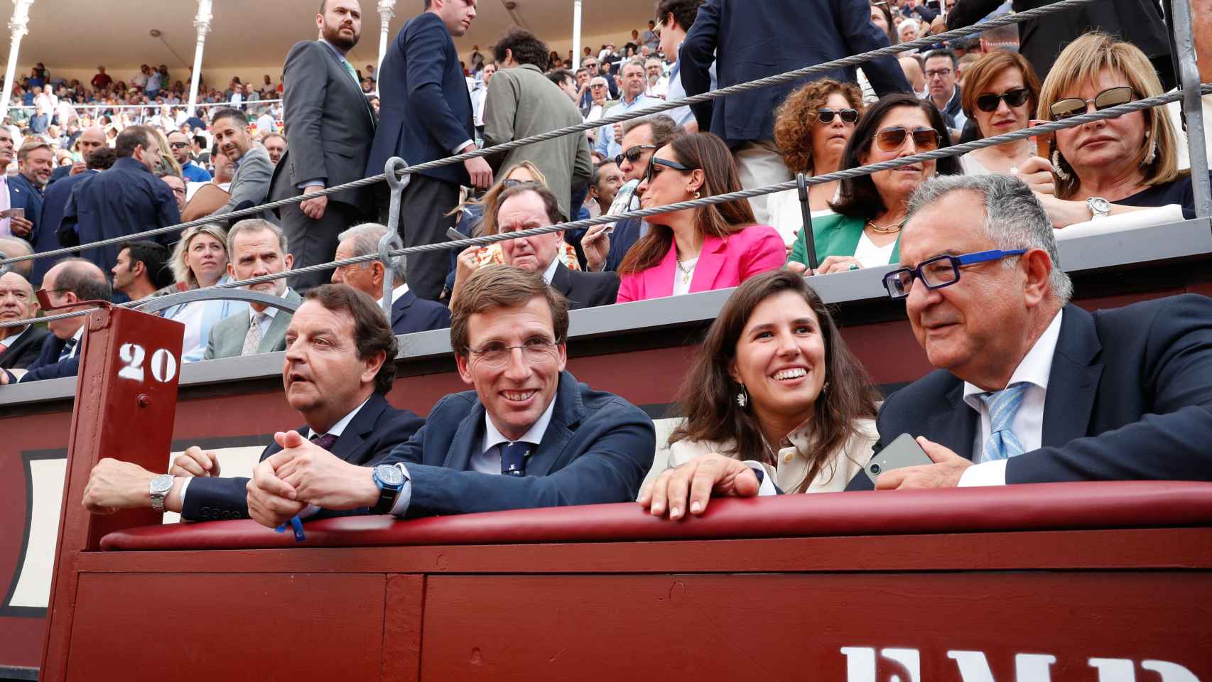 El alcalde de Madrid y su novia se mostraron muy sonrientes en Las Ventas.