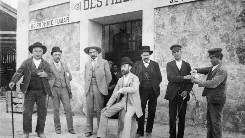 Destilería en Alcázar de San Juan (Ciudad Real). Una de las imágenes de la exposición virtual 'Colmados, comercios y bares: tradición y memoria de Castilla-La Mancha’