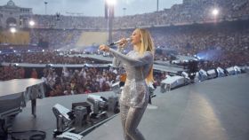 Beyoncé, vestida de Stella McCartney, durante su concierto en el Estadi Olímpic de Barcelona.