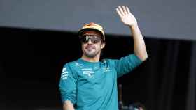 Fernando Alonso saluda al público antes de una carrera.