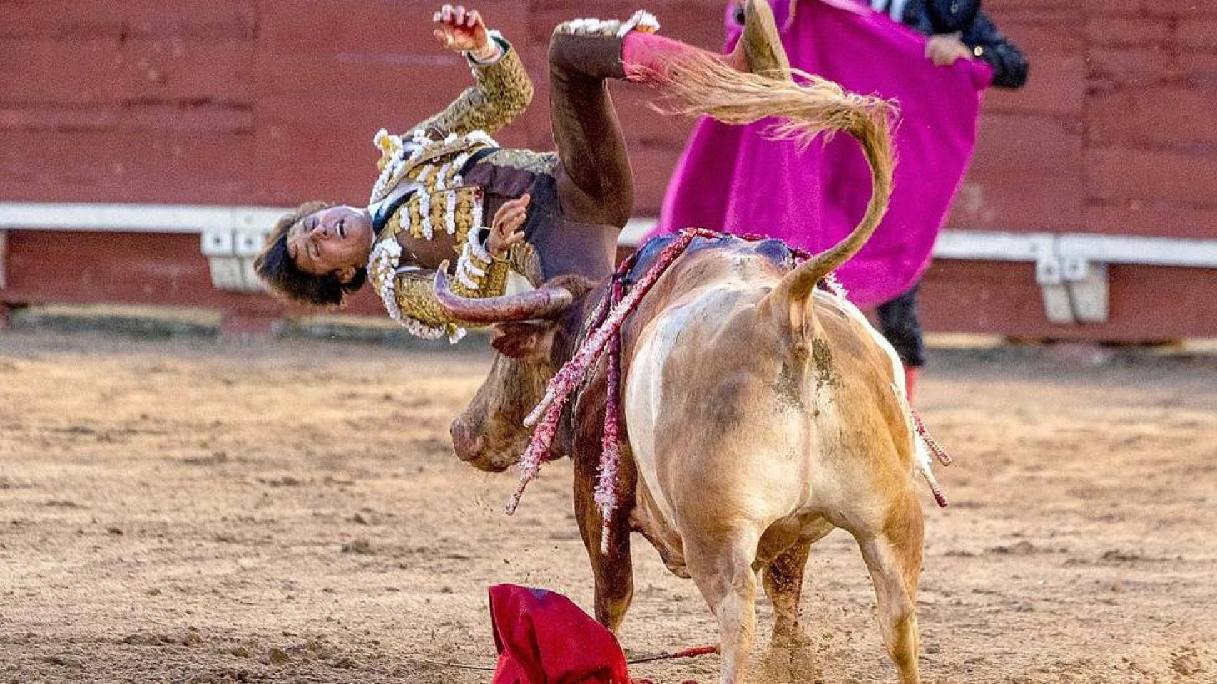 Cogida de Roca Rey en el Corpus de Toledo. Foto: Efe