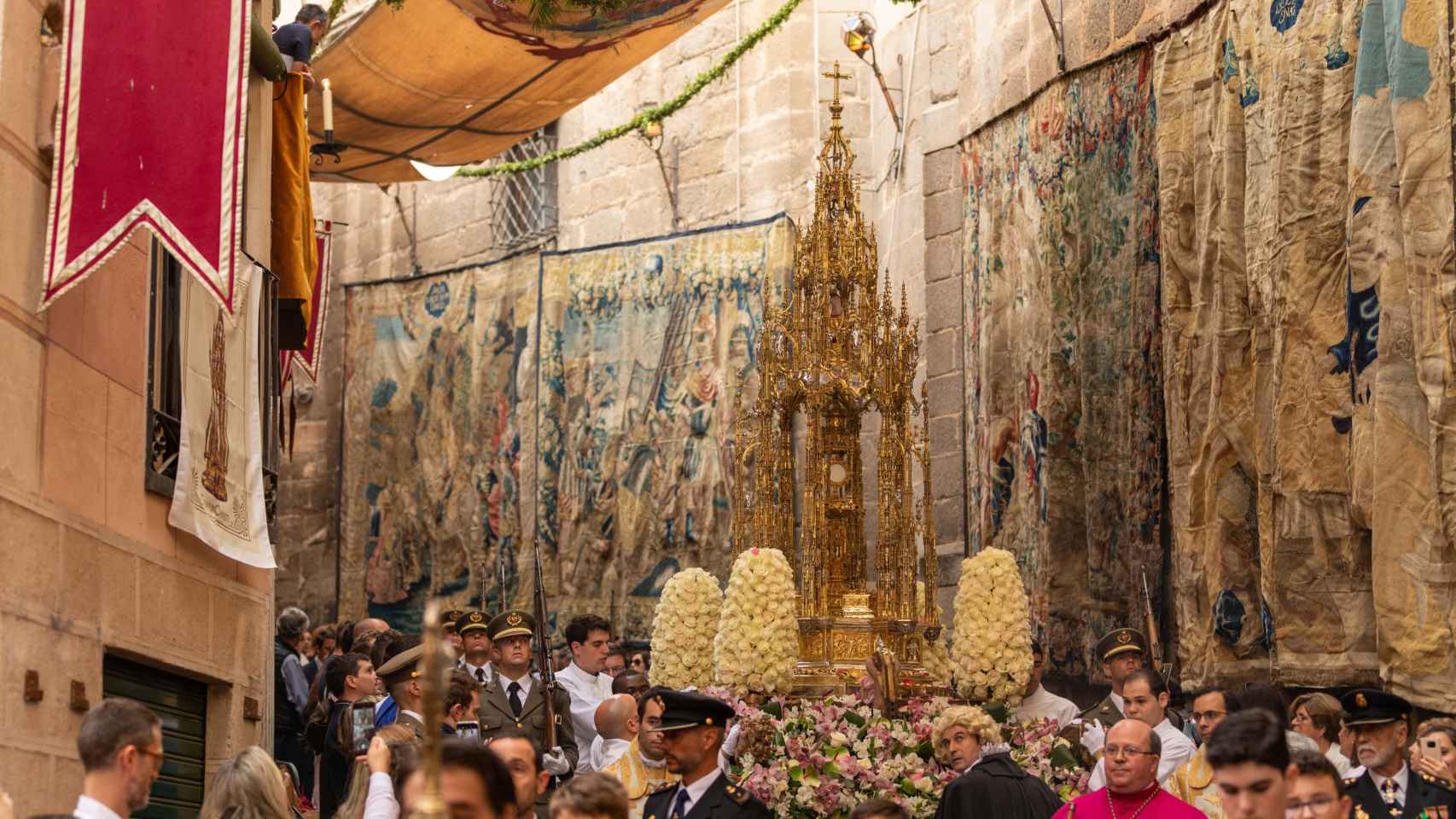 Devoción, belleza y lluvia: las mejores imágenes que ha dejado la procesión del Corpus en Toledo