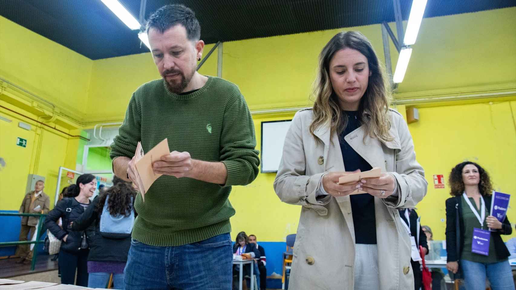 Pablo Iglesias e irene Montero, el pasado 28 de mayo en su colegio electoral de Galapagar (Madrid).