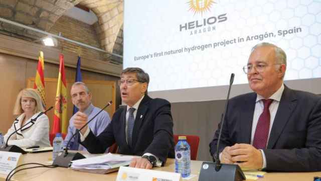 El vicepresidente en funciones presenta el Proyecto Hidrógeno Natural Monzón por parte de la empresa Helios Aragón junto al CEO de la misma, Ian Munro. FOTO: Luis Correas (Gobierno de Aragón)