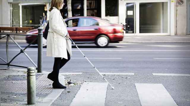 Persona discapacitada visual en su jornada de trabajo
