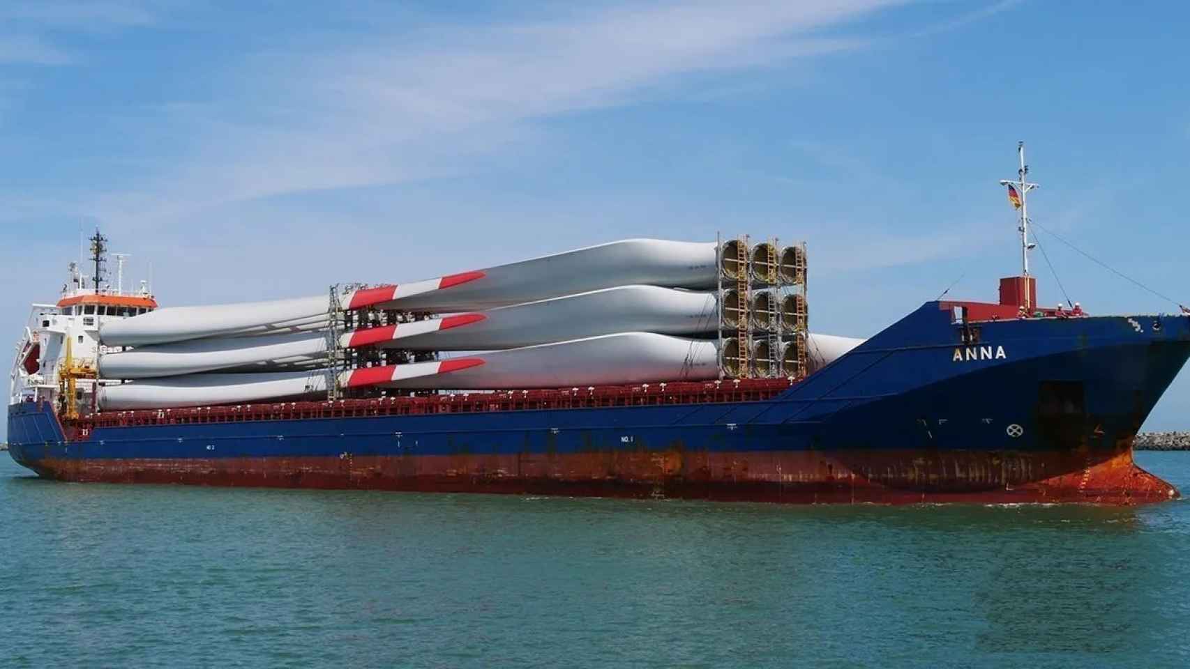 El buque Anna cargando palas eólicas en el Puerto de Cartagena.
