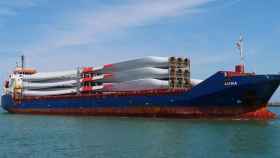 El buque Anna cargando palas eólicas en el Puerto de Cartagena.