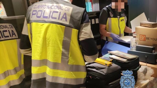 Agentes de la Policía durante un registro.