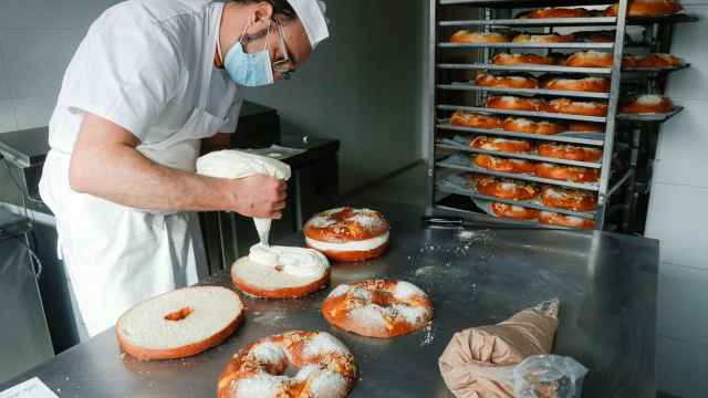 Un pastelero prepara coronas de la Almudena en la pastelería La Mallorquina en Madrid.