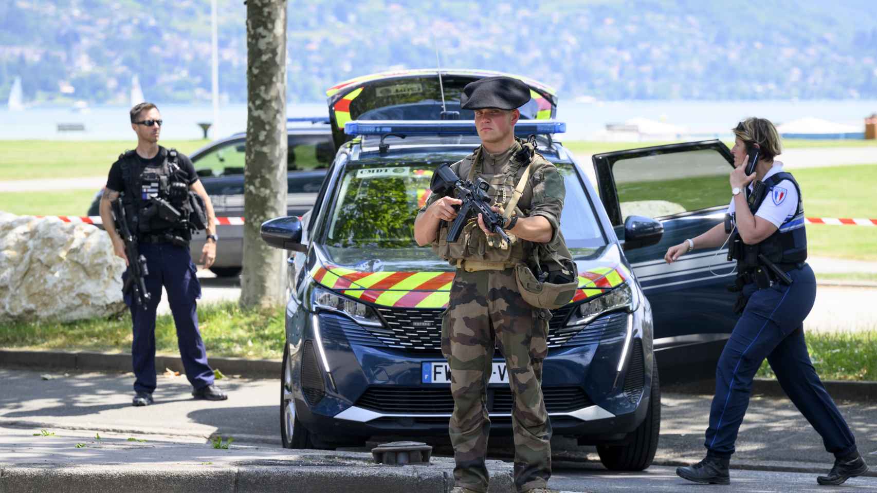 Cordón policial en el escenario del ataque a varios niños y adultos en Annecy (Francia).