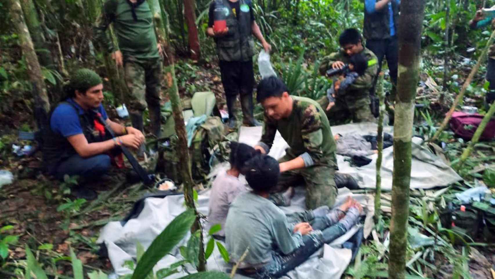 Militares e indígenas hidratan a los cuatro niños encontrados en la selva de Colombia.