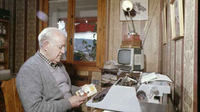 Marcial Lafuente Estefanía en su casa de Arenas de San Pedro (Ávila), en febrero de 1978