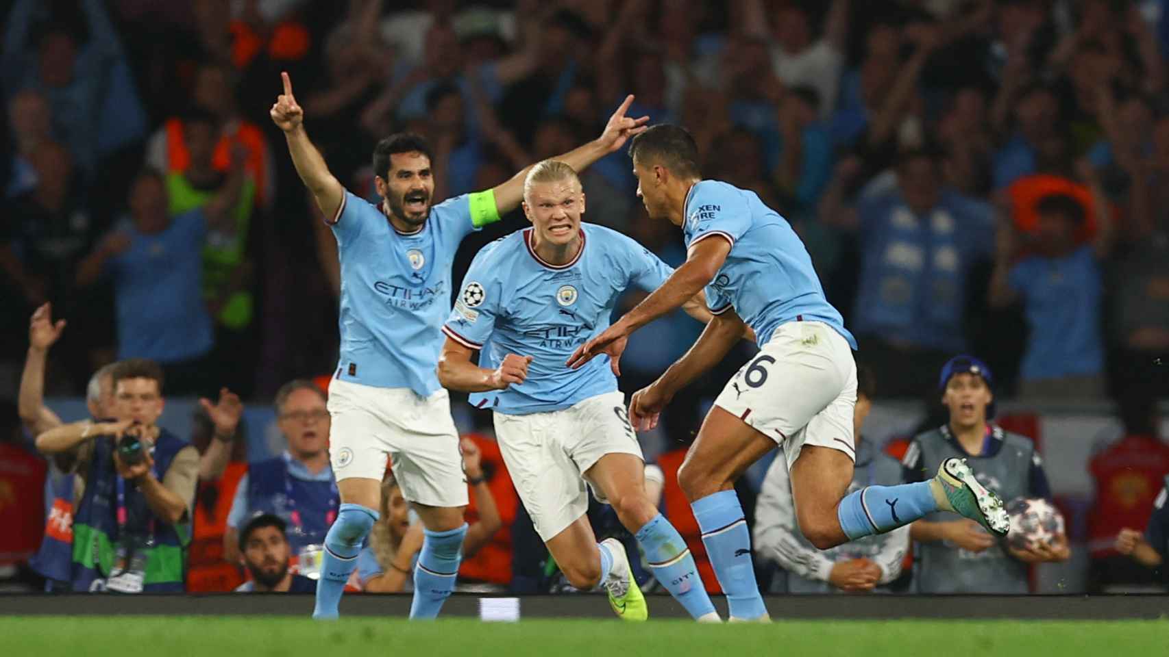 Los jugadores del Manchester City celebran el gol de Rodri.