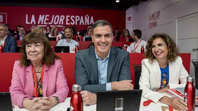 Pedro Sánchez junto a María Jesús Montero y Cristina Narbona en el Comité Federal del PSOE. Foto: Pérez Meca / Europa Press.