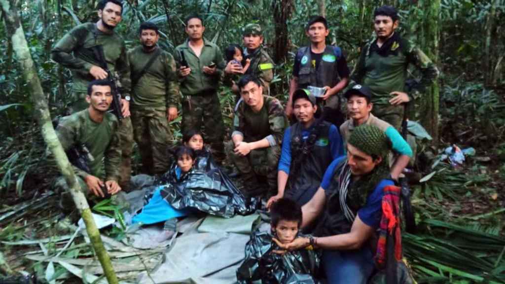Militares colombianos del equipo de rescate,  junto a los niños rescatados tras 40 días en la selva.