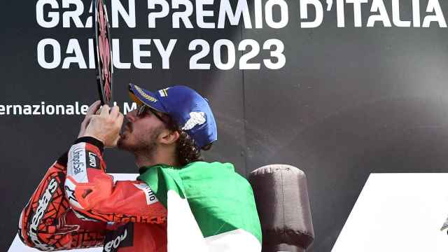 Pecco Bagnaia besa el trofeo del ganador del GP de Italia, en el circuito de Mugello.