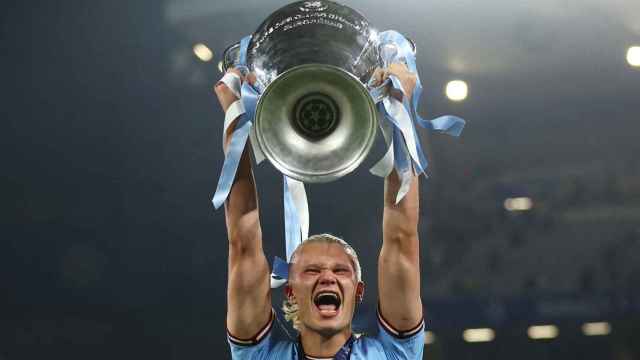 Erling Haaland, levantando la 'Orejona', el trofeo de la Champions League en la temporada 2022/2023