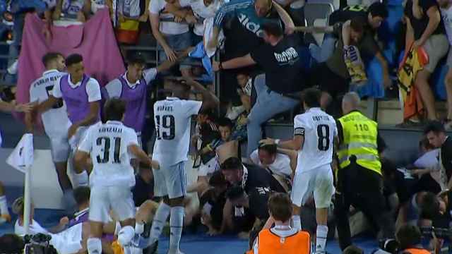 Caída de una valla en el Estadio Alfredo Di Stefano tras un gol del Real Madrid Castilla