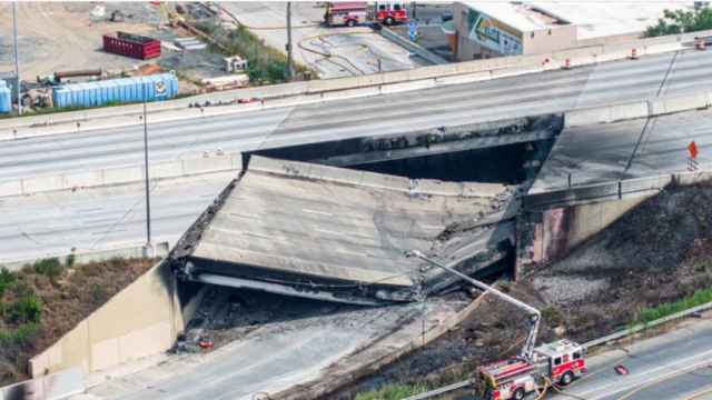 Vista lateral del colapso en la interestatal 95, a la altura de Filadelfia.