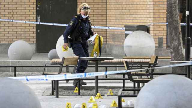 Una policía marca pruebas en el lugar del tiroteo en Estocolmo.