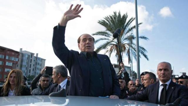 Silvio Berlusconi durante un multitudinario recibimiento