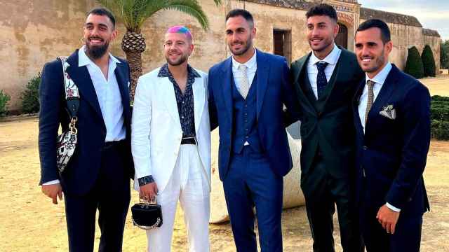 Los jugadores del Betis Borja Iglesias y Aitor Ruibal con bolsos de Dior y Alexander McQueen en una boda.