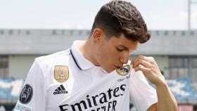 Fran García, besando el escudo del Real Madrid en su presentación