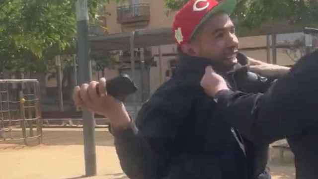 El padre de Lamine Yamal, intentando atacar una carpa de Vox en Mataró