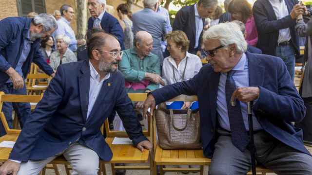 Javier Lambán saluda a Felipe González, este lunes en Madrid, en el homenaje a Paquita Sauquillo.