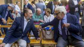 Javier Lambán saluda a Felipe González, este lunes en Madrid, en el homenaje a Paquita Sauquillo.