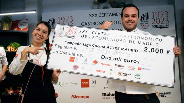 Ana Lázaro y su ayudante José Manuel Melcon reciben el premio a mejores cocineros de Madrid.
