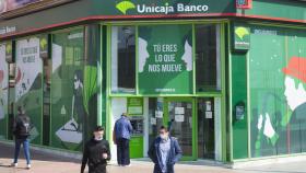 Una imagen del exterior de una oficina de Unicaja Banco.