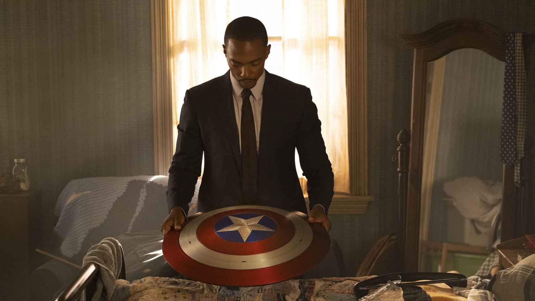Anthony Mackie con el escudo del Capitán América.
