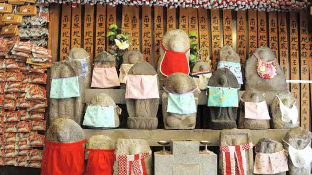 Imagen del ritual 'mizuko kuyo' en un templo nipón.