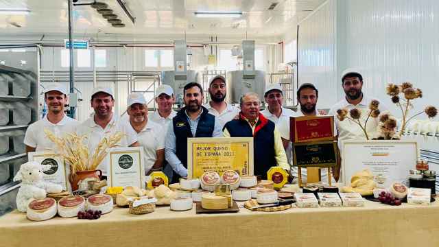 Trabajadores junto al premio de Mejor queso de España 2023.