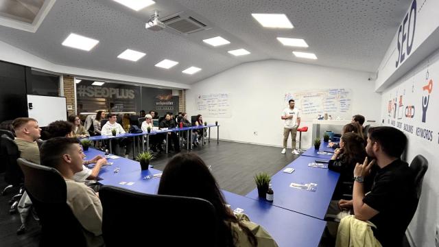 Alumnos de FP visitan la agencia de marketing 'Webpositer' en Alicante.