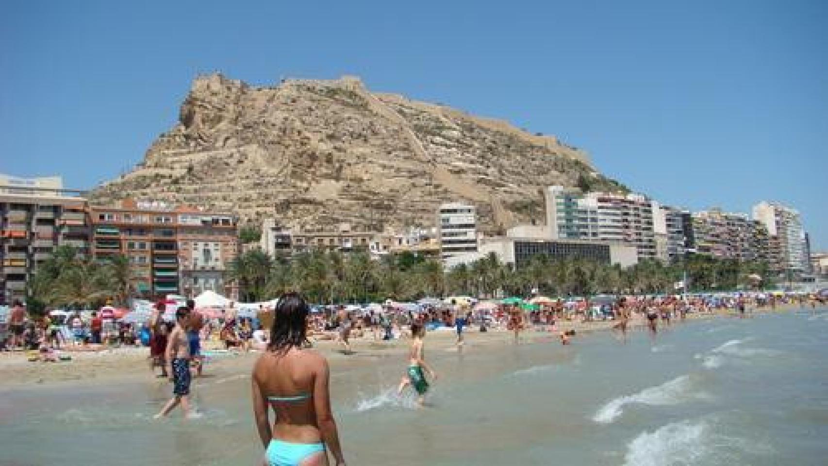 Alicante, with the beach in the foreground and its castle of Santa Bárbara in the background.