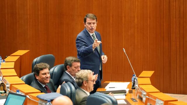 El presidente de la Junta, Alfonso Fernández Mañueco, durante el pleno de las Cortes de este martes.