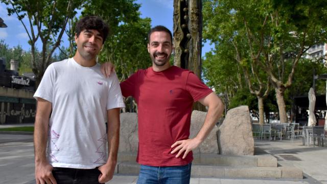Jose Berodas y Nacho Rodríguez, de Konsak, en el parque de La Marina