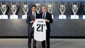 Brahim Díaz, en su presentación con el Real Madrid junto a Florentino Pérez.