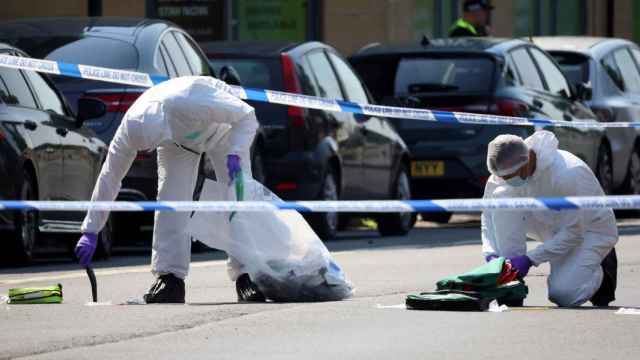 Dos agentes de policía trabajan tras un atentado mortal en Nottingham, el 13 de junio.
